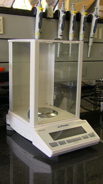File:Balanza-analitica-xb-220a-precisa.jpg