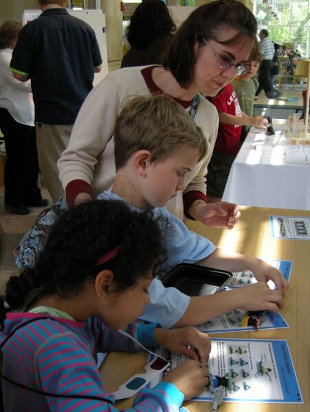 File:Mom +2 kids.JPG