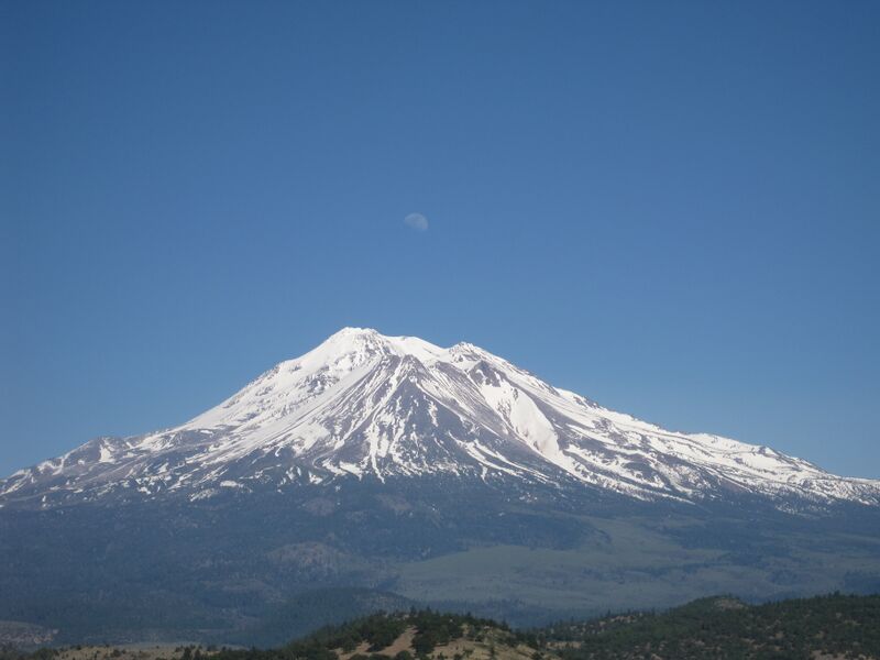 File:Shasta Moonrise.JPG
