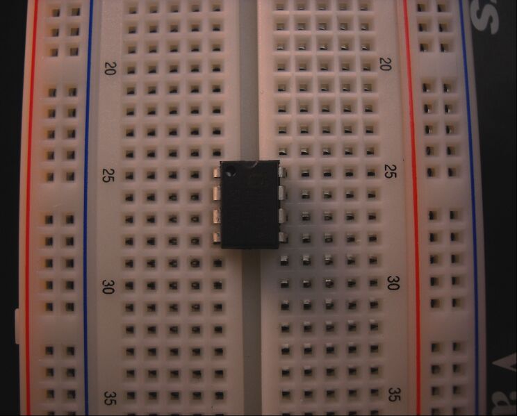 File:Ic-on-breadboard.JPG